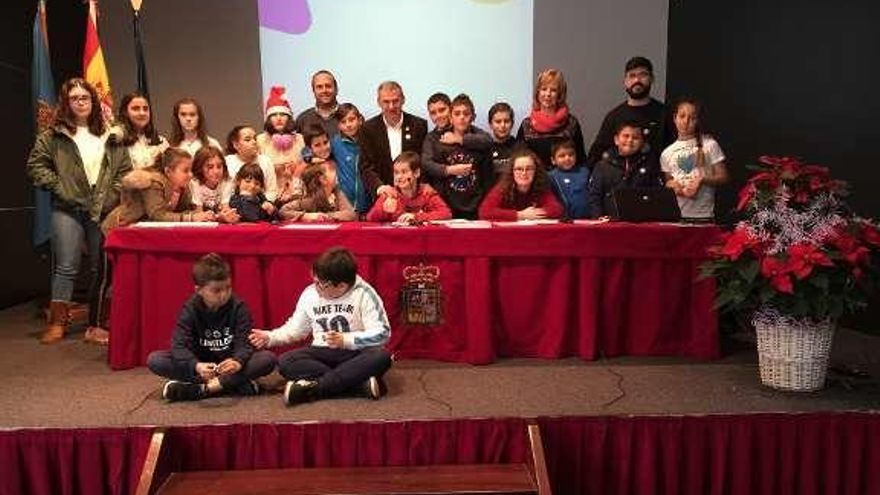 Autoridades y miembros de los grupos de participación infantil y juvenil de Parres en el acto de renovación del título &quot;Ciudad Amiga de la Infancia&quot;.