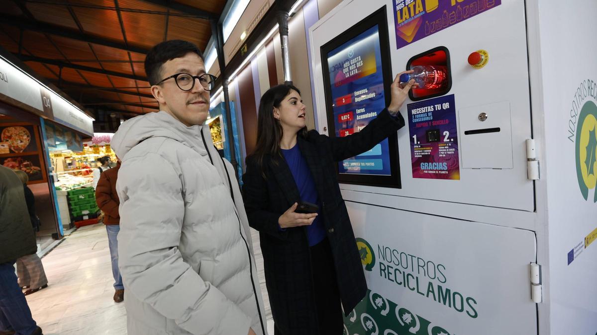 La concejala de Comercio, Raquel Ruiz, presenta las máquinas de reciclaje inverso que permiten ahorrar en la cesta de la compra en establecimientos asociados.