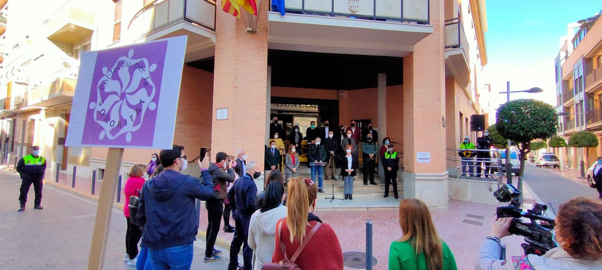Minuto de silencio en el Ayuntamiento de Albal por el asesinato de Florina