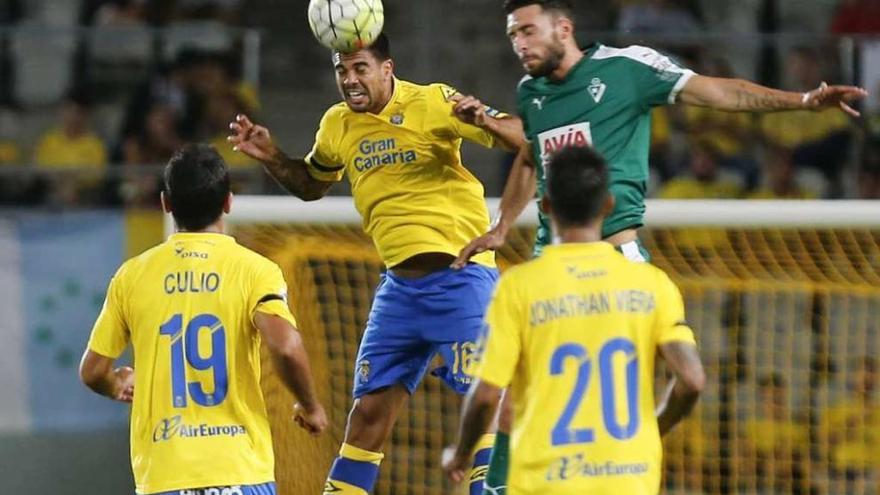 Aythami cabecea el balón ante Culio y Viera, en el partido contra el Eibar.