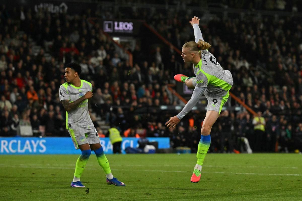 Erling Haaland conecta el disparo que supuso el 1-1 en el tiempo añadido en Bournemouth.