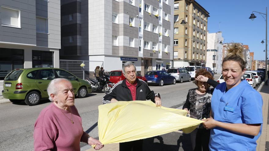 Pañolada amarilla en El Coto: así es la protesta por la paralización de unas obras