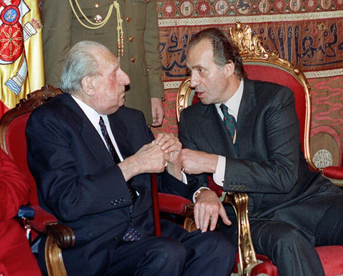 PAMPLONA, 18-1-1993.- EN UN SENCILLO PERO EMOTIVO ACTO, EL CONDE DE BARCELONA HA RECIBIDO HOY EN EL PALACIO DE NAVARRA, DE MANOS DE SU HIJO EL REY JUAN CARLOS, LA MEDALLA DE ORO DE NAVARRA, MAXIMO GALARDON DE LA COMUNIDAD FORAL, POR SU CONTRIBUCION A LA CAUSA DE LA LIBERTAD, LA DEMOCRACIA Y LA RECONCILIACION NACIONAL