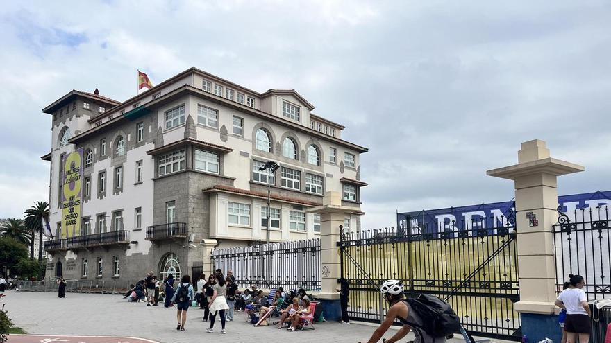 Decenas de fans esperan por el concierto de Alejandro Sanz a unas horas de su concierto en A Coruña