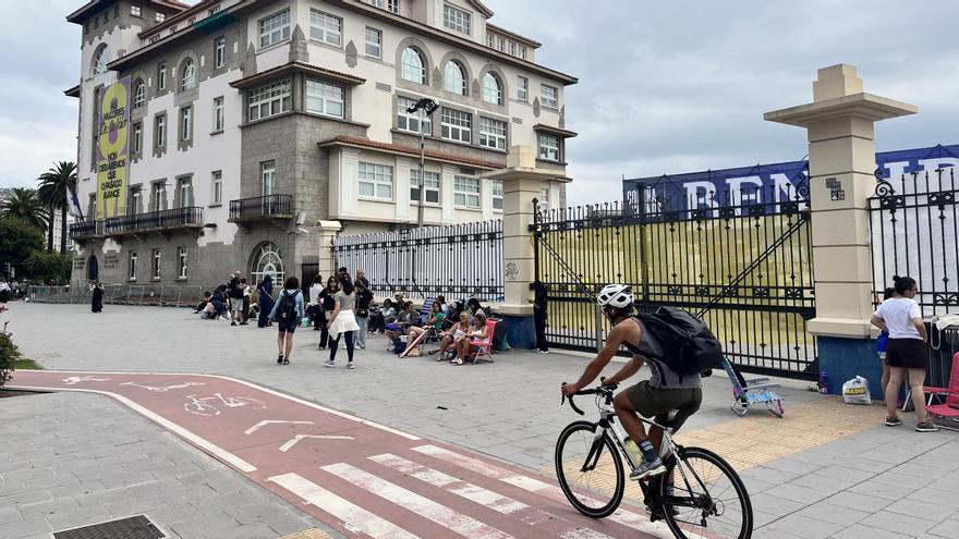 Fans de Alejandro Sanz esperan en la puerta del Muelle de Batería