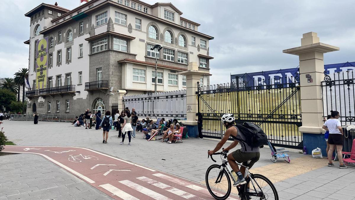 Fans de Alejandro Sanz esperan en la puerta del Muelle de Batería