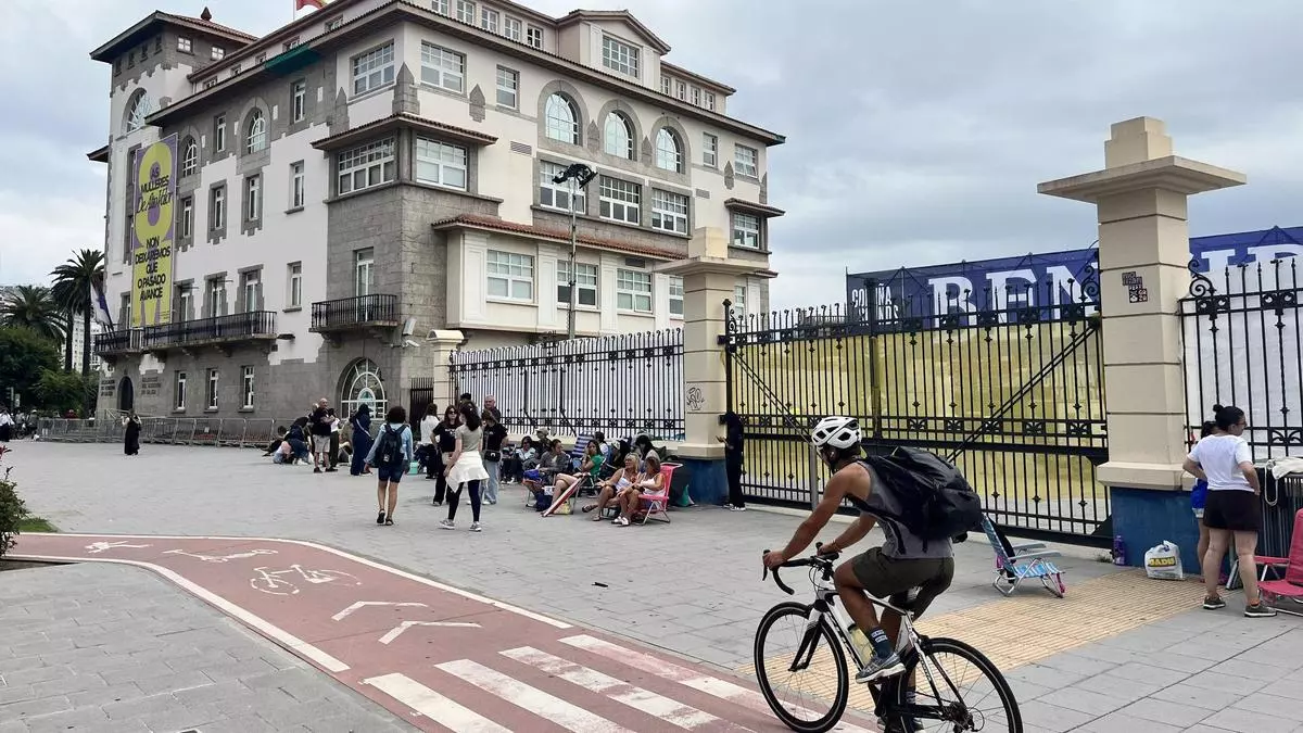 Decenas de fans esperan por el concierto de Alejandro Sanz a unas horas de su concierto en A Coruña