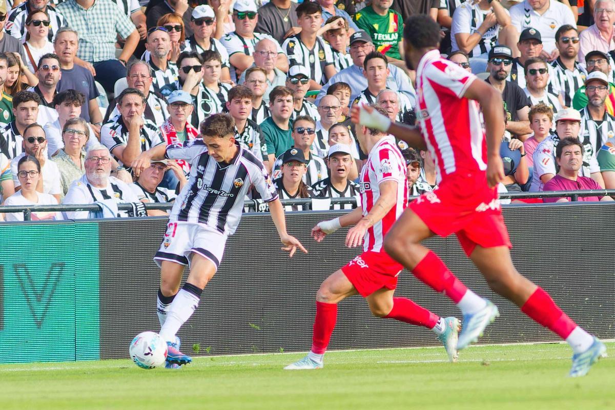 Cala da un pase durante el Castellón-Sporting de la primera vuelta.