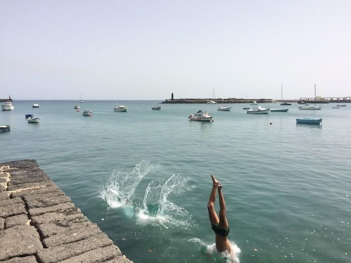 Bañistas en el Muelle de la Pescadería este mediodía, en Arrecife.