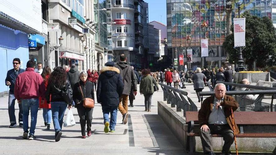 Gente paseando en un día de sol en A Coruña.