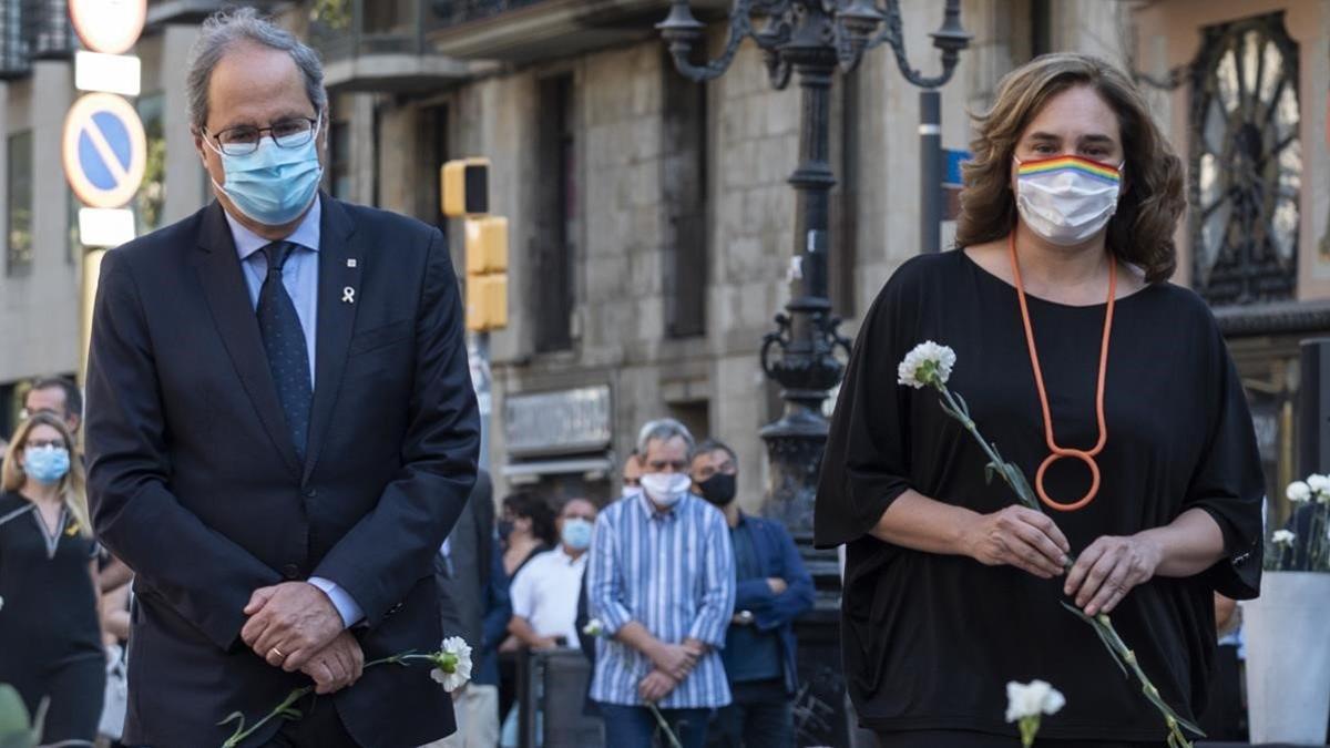 La alcaldesa de Barcelona Ada Colau y el 'president' de la Generalitat Quim Torra durante el homenaje a las víctimas del 17-A de Cambrils y Barcelona, el 17 de agosto del 2020