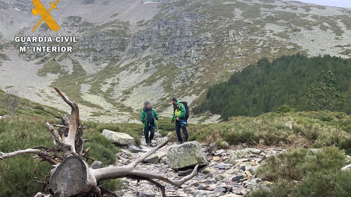 La Guardia Civil subiendo el Moncayo para rescatar a dos de los senderistas