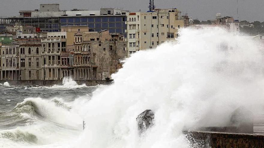 Las olas del huracán &#039;Irma&#039; rompen contra el malecón de La Habana, Cuba.