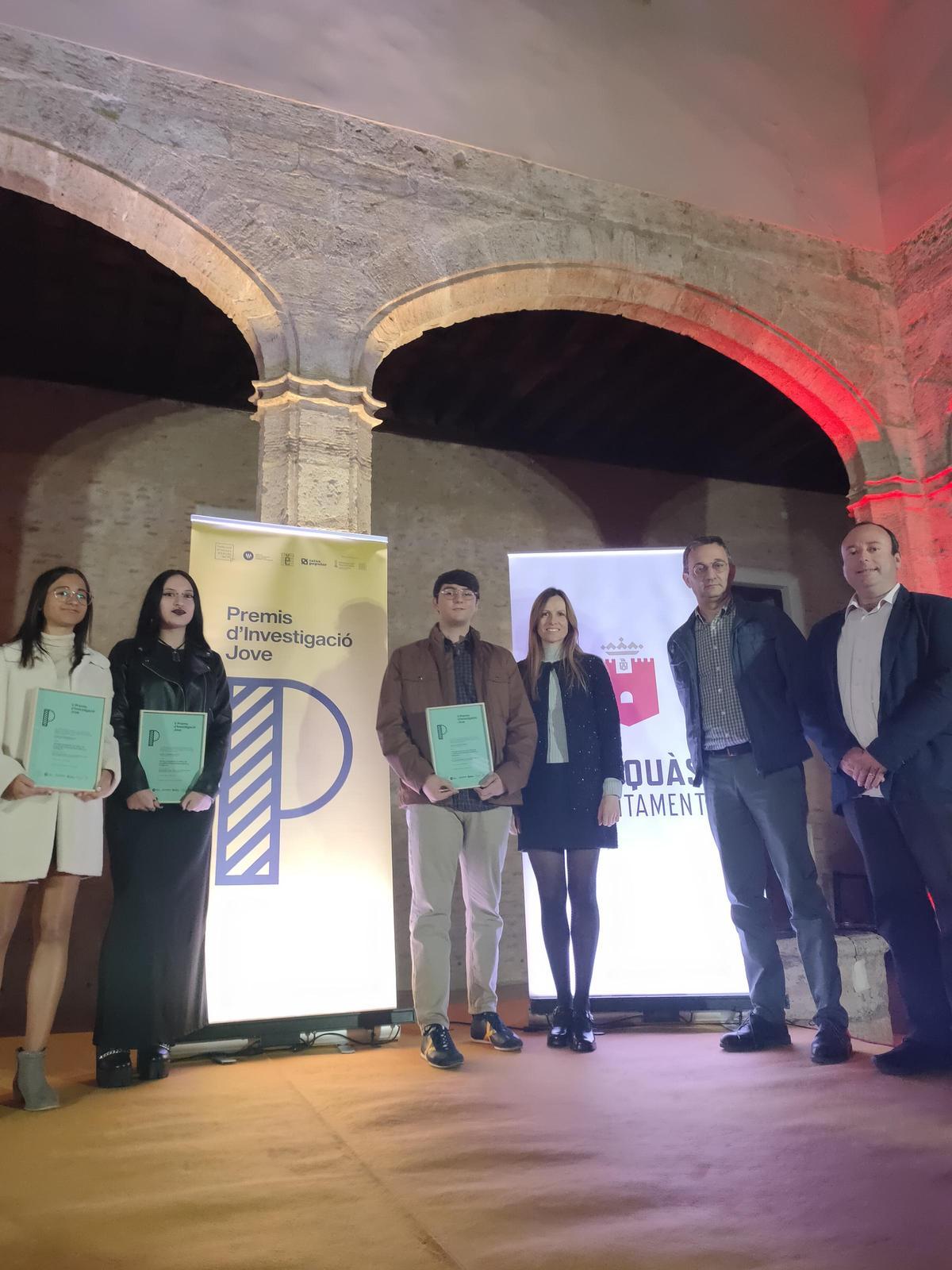 Estudiantes ontinyentins en la entrega del premio en el Castell d'Alaquàs.