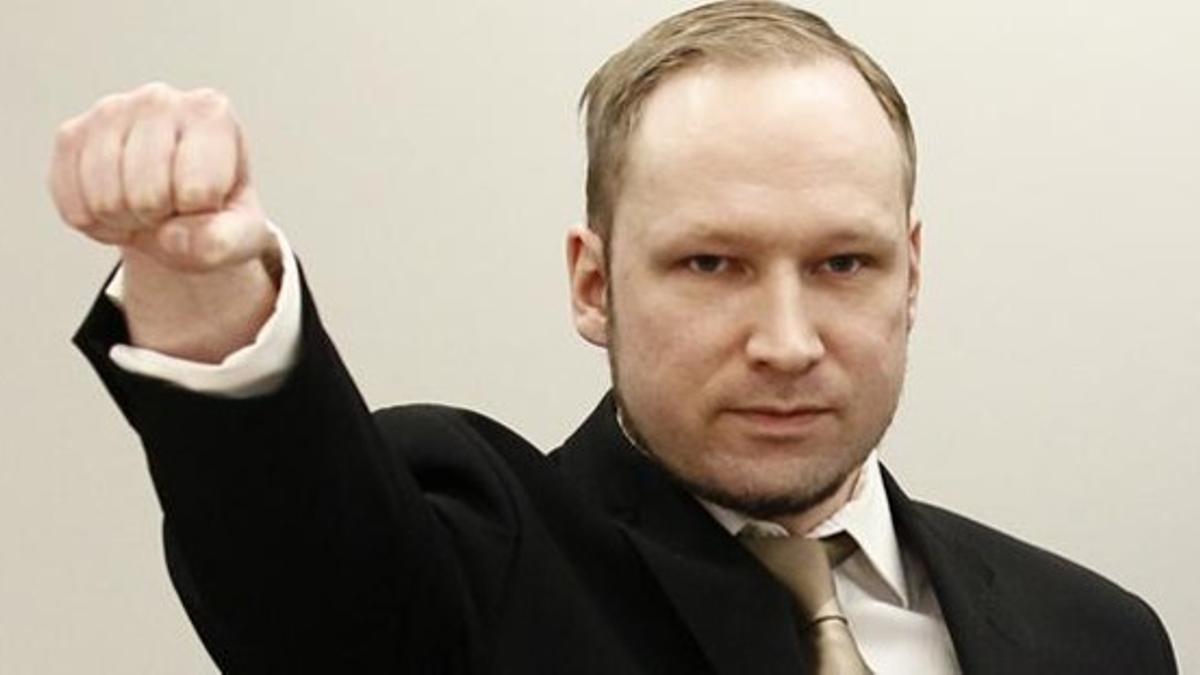 Breivik saluda con el puño cerrado en el tribunal de Oslo, el pasado 16 de abril.