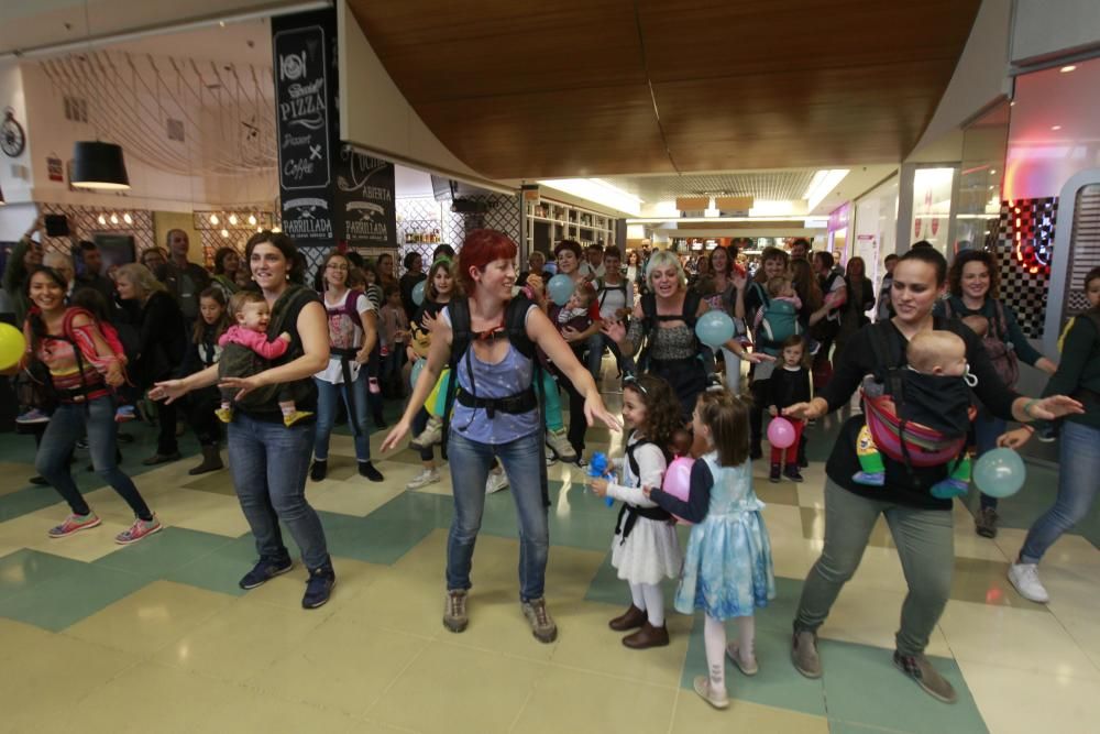 Madres y bebés unidos para reivindicar el porteo