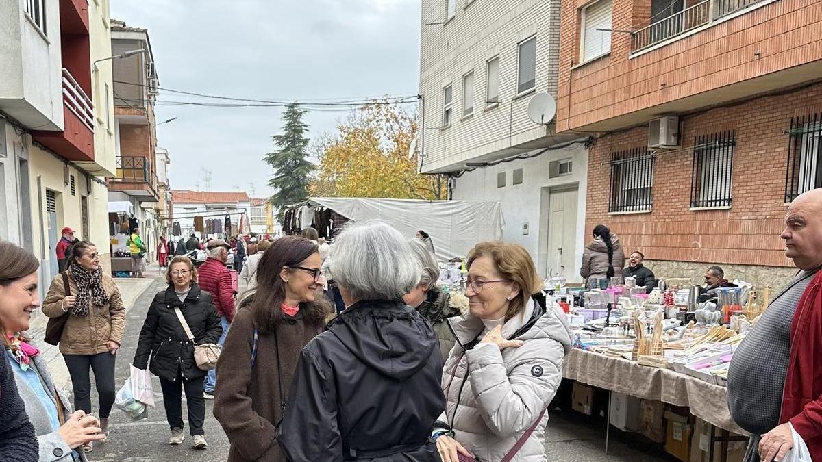 Varias personas en el mercadillo semanal.