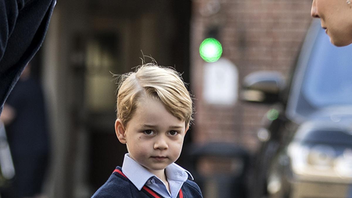 El príncipe George llegando a su primer día de colegio