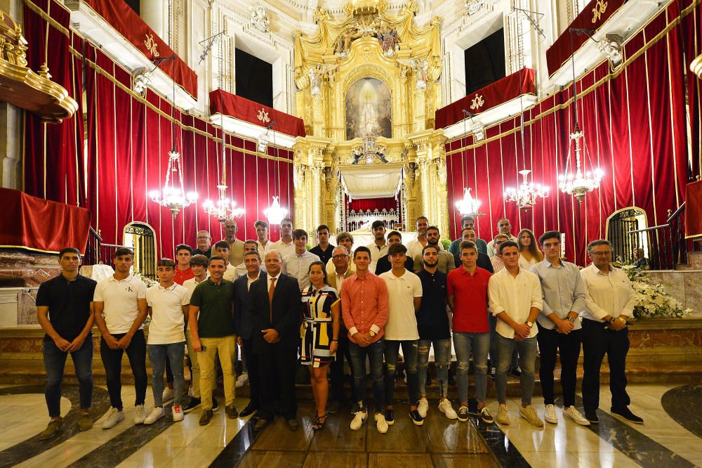 El Elche Club de Fútbol ha realizado este miércoles la tradicional ofrenda de flores a la Virgen de la Asunción.