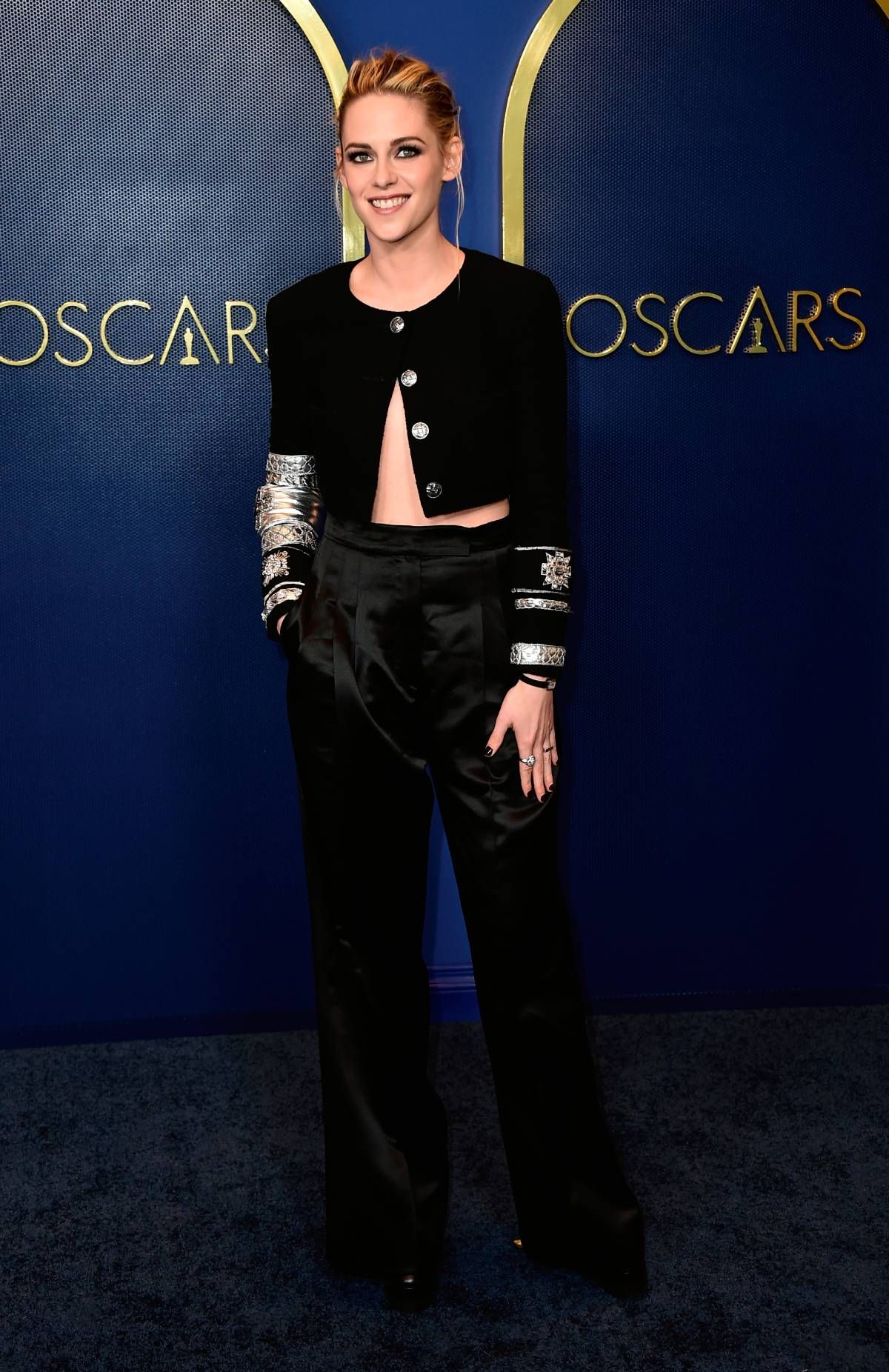 Kristen Stewart con chaqueta y pantalón de Chanel en la cena de nominados a los Oscar.