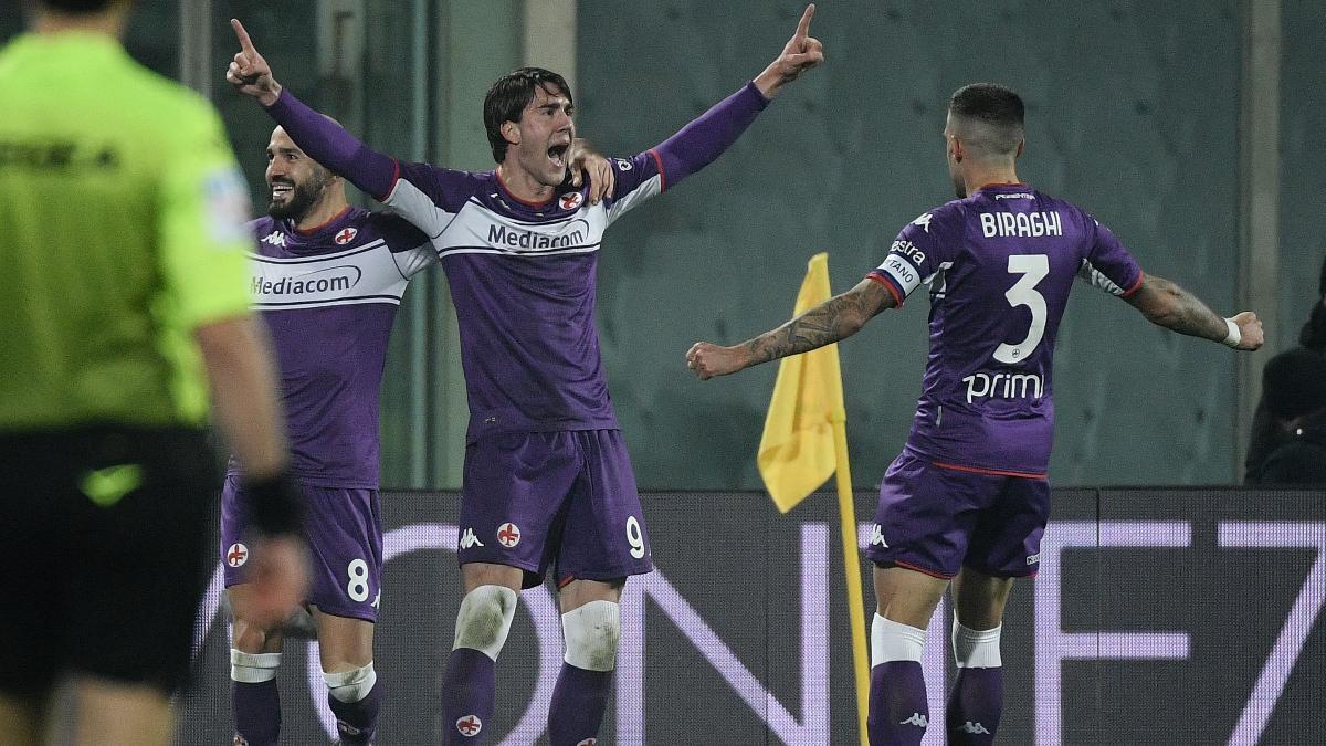 Dusan Vlahovic celebra uno de sus goles ante el AC Milan en la Serie A