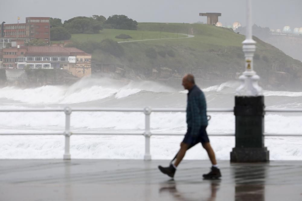 Las imágenes del temporal en Gijón.