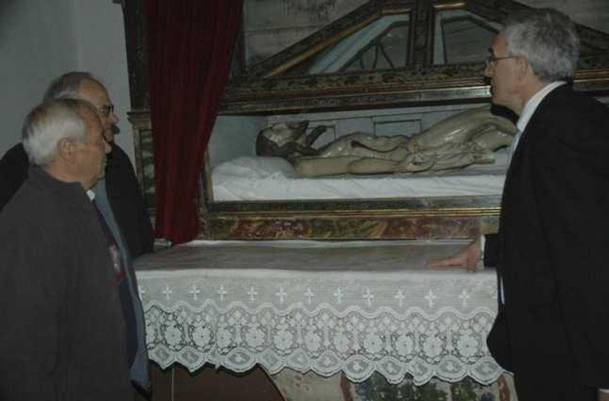 Una de las bulas, antes de ser sometida al proceso de restauración.