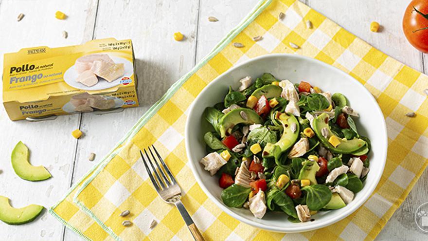 Ensalada de canónigos elaborada con las nuevas latas de pollo de Mercadona.