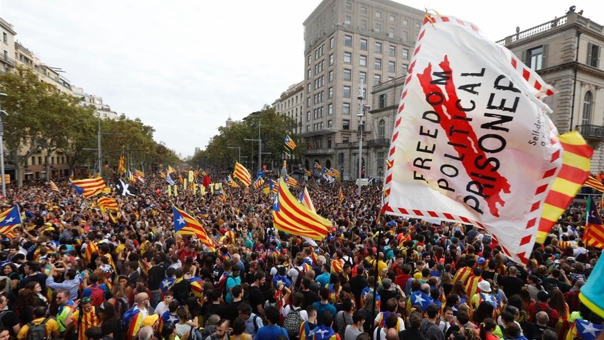 Ambiente de la manifestación en el passeig de Gràcia de Barcelona.