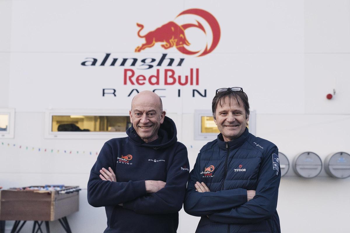 Miembros del equipo Alinghi Red Bull Racing celebrando la construcción del nuevo AC75.