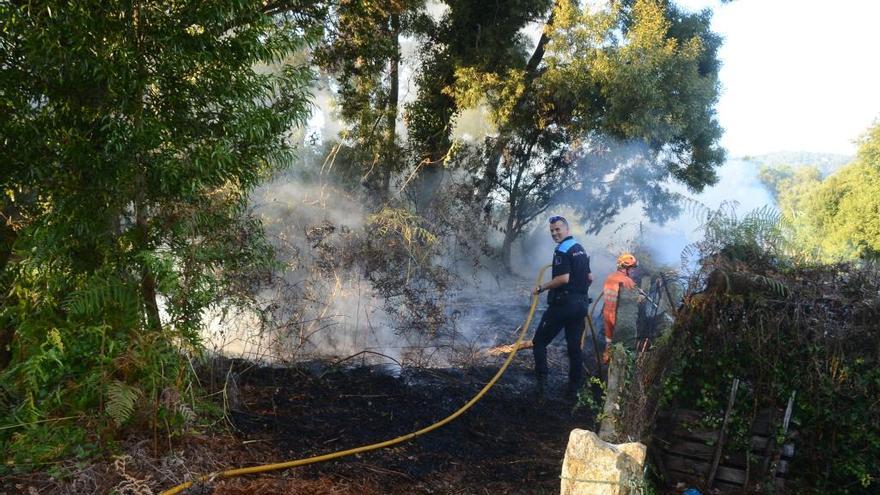 Los agentes durante la extinción del incendio.// Gonzalo Núñez