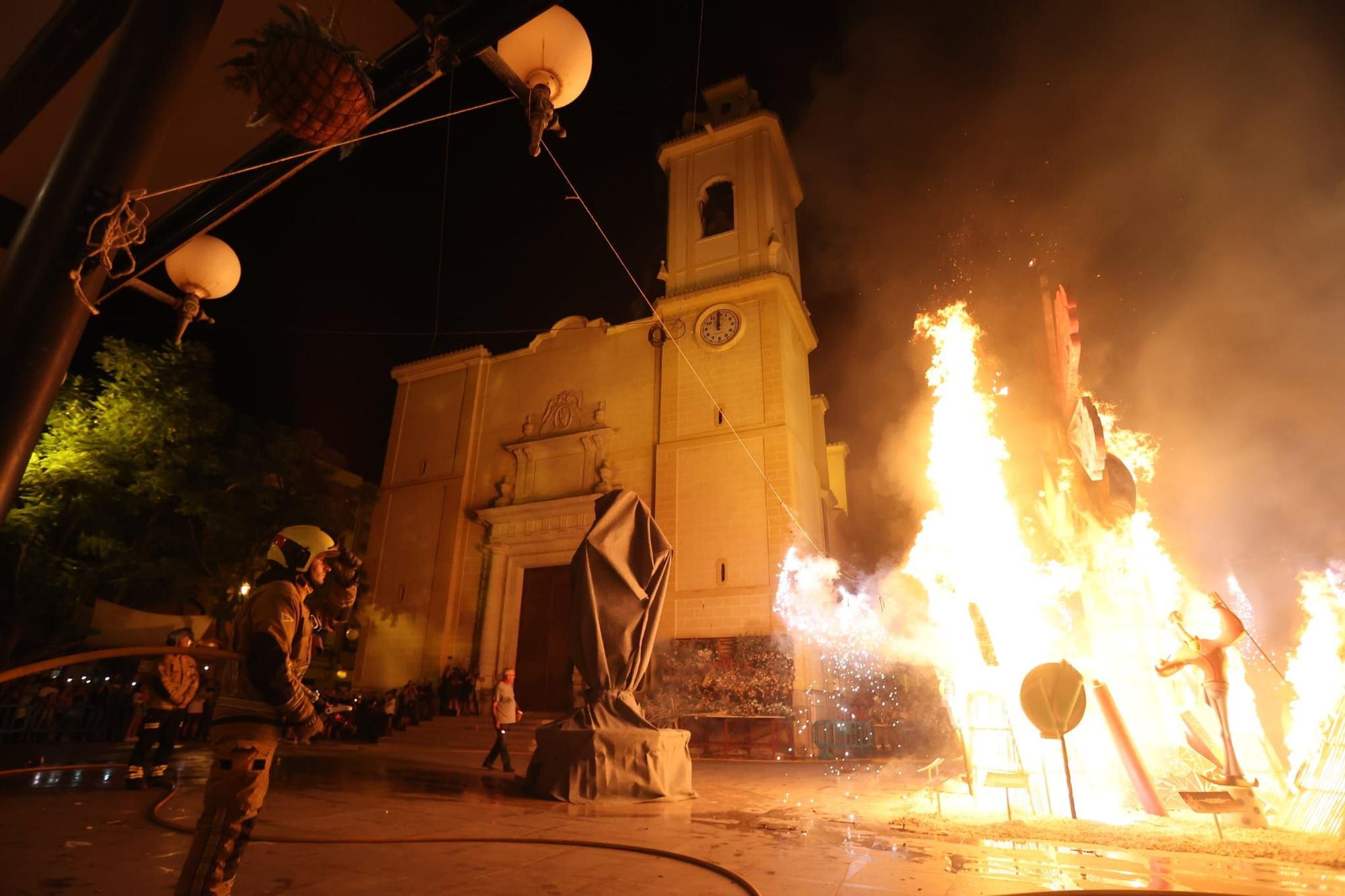 Cremà de las Hogueras de San Vicente, en imágenes