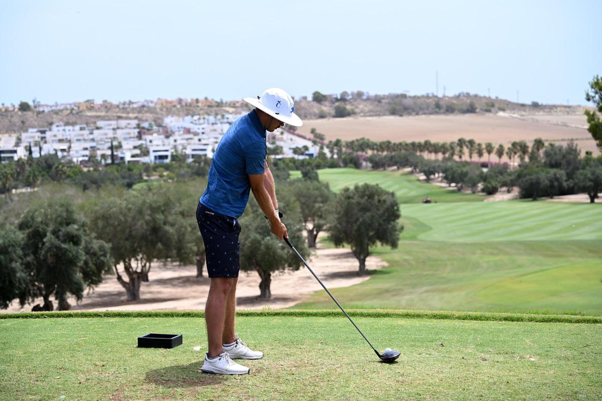 Un jugador en un hoyo de salida en un campo de golf en la Costa Blanca.