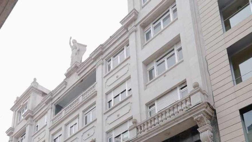 Fachada general del edificio diseñado por Cominges para Alfredo Romero en Príncipe 32. // José Lores