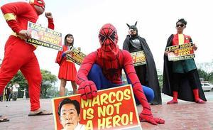 Un jove activista vestit de Spiderman mostra una pancarta en què es pot llegir ’Marcos no és un heroi’, durant una manifestació a Quezón (Filipines). El Congrés de les Filipines ha aprovat recentment una moció per sol·licitar l’enterrament de l’exdictador Ferdinand Edralin Marcos al cementiri reservat als herois nacionals, una qüestió que ha dividit l’opinió pública.