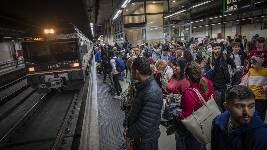 Un tren de Rodalies llega a uno de los andenes de la estación de Sants.