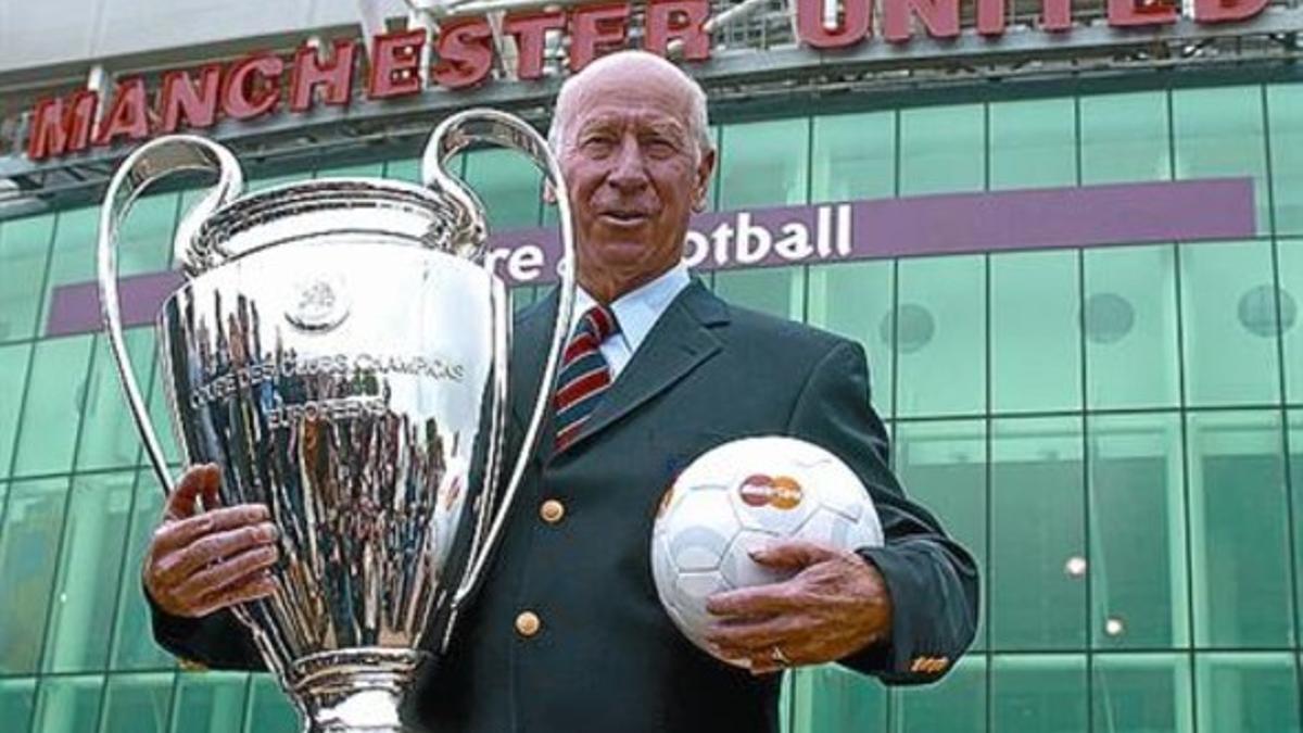 Una leyenda 8 Bobby Charlton. con la Copa de Europa.