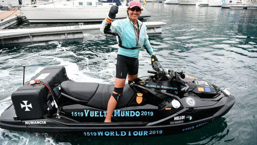 Álvaro de Marichalar sobre &#039;Numancia&#039;, su moto acuática, ayer en el puerto de A Coruña.