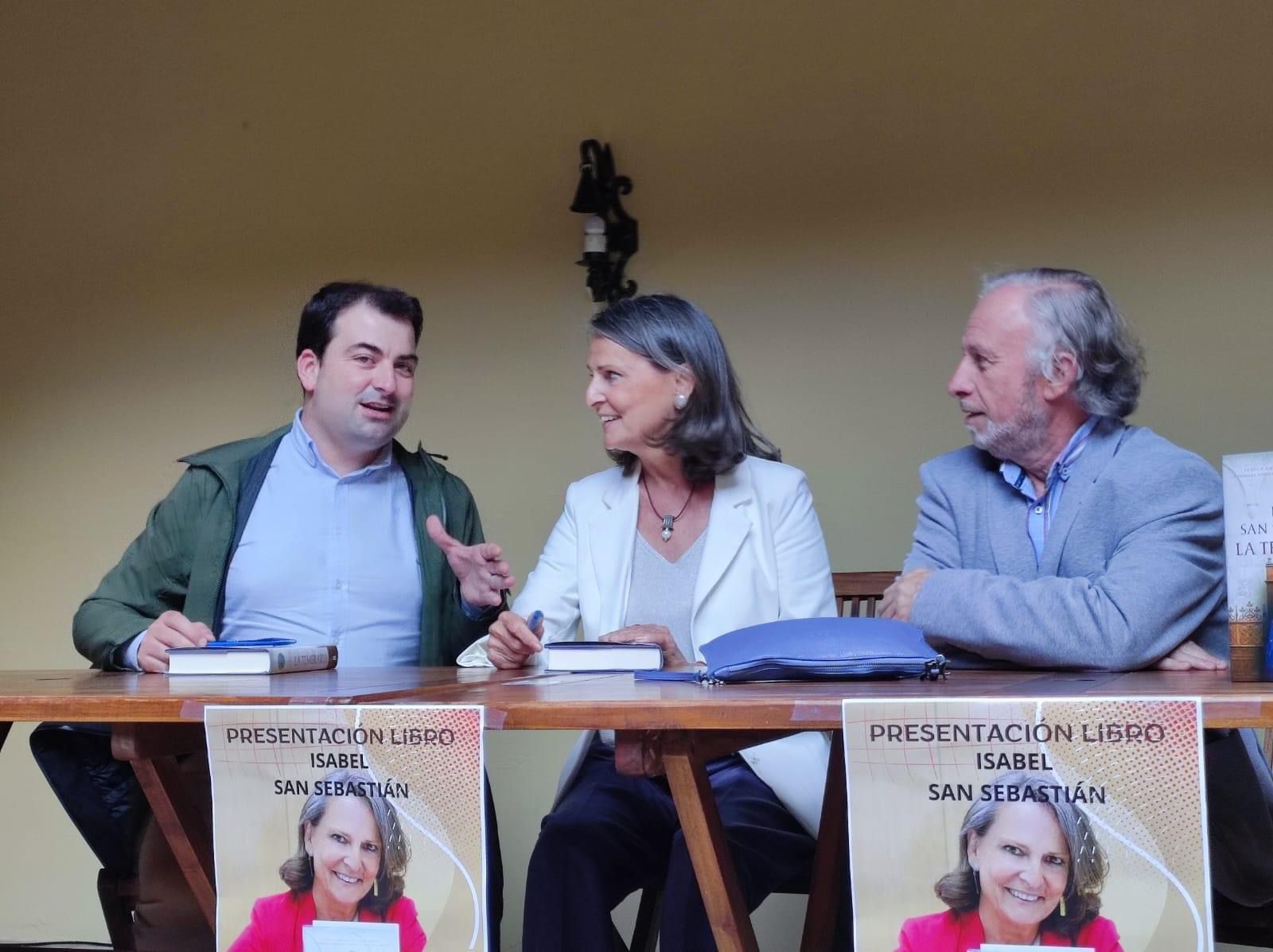 En imágenes: Isabel San Sebastián reúne a un centenar de personas la presentación de su libro en Salas