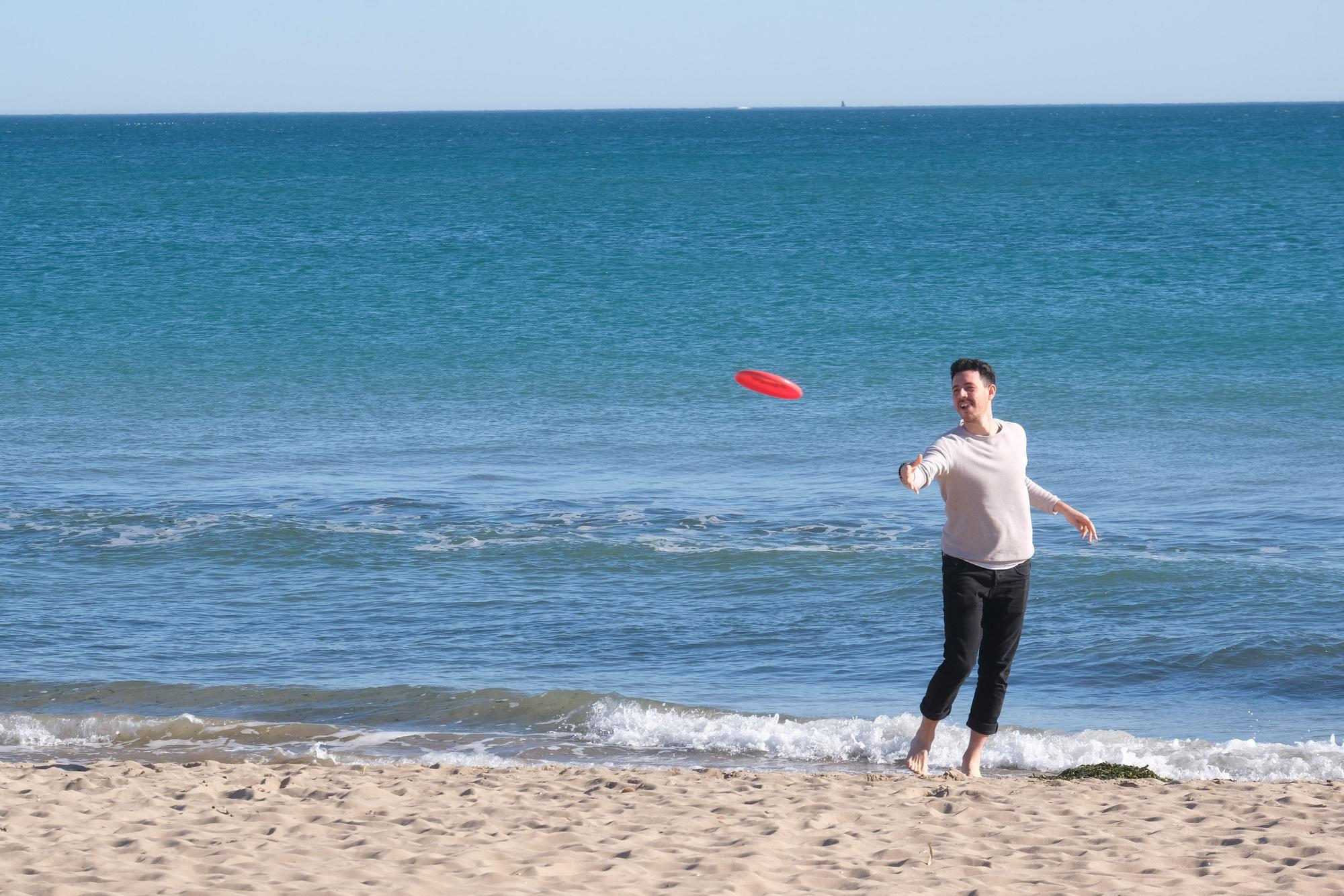 Jornada navideña playera en Elche. Numerosas personas disfrutan de las temperaturas de hasta 25 grados en la playa del Pinet en La Marina