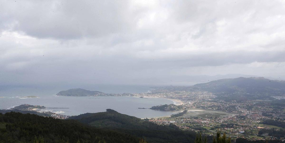 Panorámca desde el mirador de O Cortelliño, cerca de la línea de alta tensión proyectada para los parques eólicos.