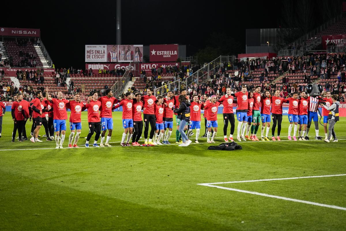 Los jugadores del Girona celebran la clasificación a Europa en Montilivi