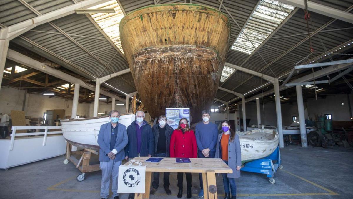 Foto de familia en la nave de Son Bonet donde se reparan las barcas. | GUILLEM BOSCH