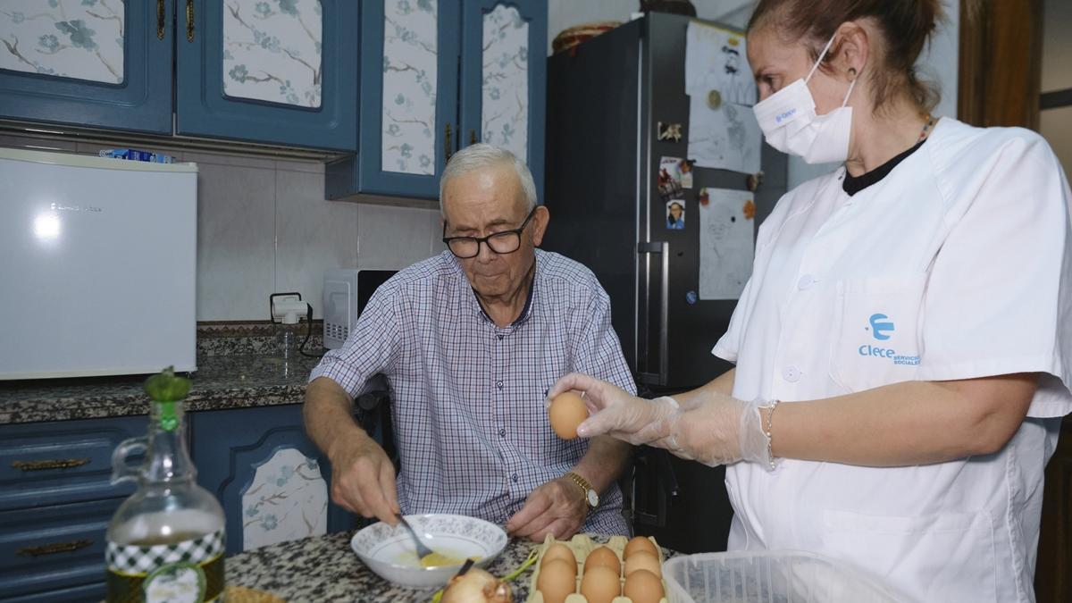 Vicente Salado, de La Rambla, cocina su receta para el libro &#039;Saboreando Recuerdos&#039;.