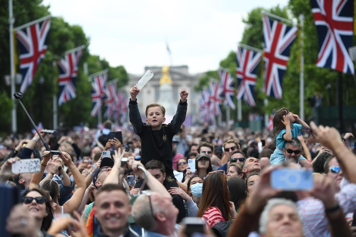 London (United Kingdom), 02/06/2022.- People gather along the Mall to watch a fly past form the Red Arrows during Queen Elizabeth II’s Platinum Jubilee celebrations in London, Britain, 02 June 2022. Britain is enjoying a four day holiday weekend to celebrate Queen Elizabeth II’s Platinum Jubilee marking the 70th anniversary of her accession to the throne on 06 February 1952. (Reino Unido, Londres) EFE/EPA/ANDY RAIN