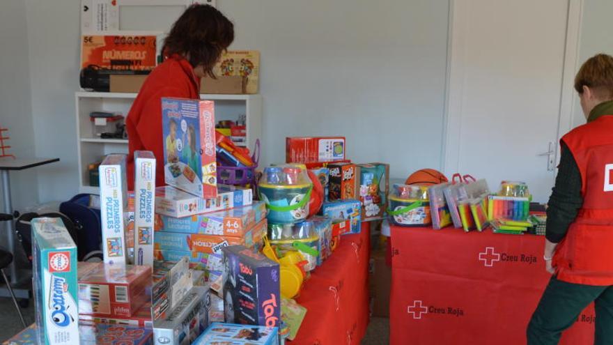 Voluntaris de Creu Roja Berguedà amb els regals, l&#039;any passat