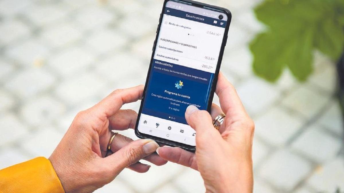 Una usuaria consulta su banco en el móvil.