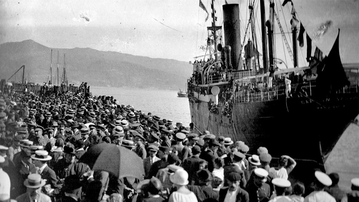 Despedida de migrantes desde Vigo (1915 apróx.).