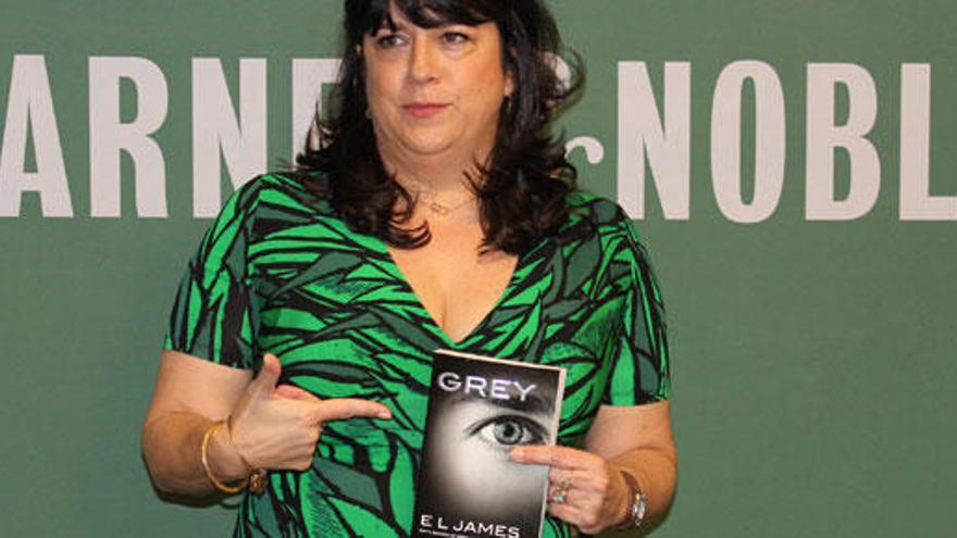 La autora británica E.L. James posa con el ejemplar de &#039;Grey&#039;