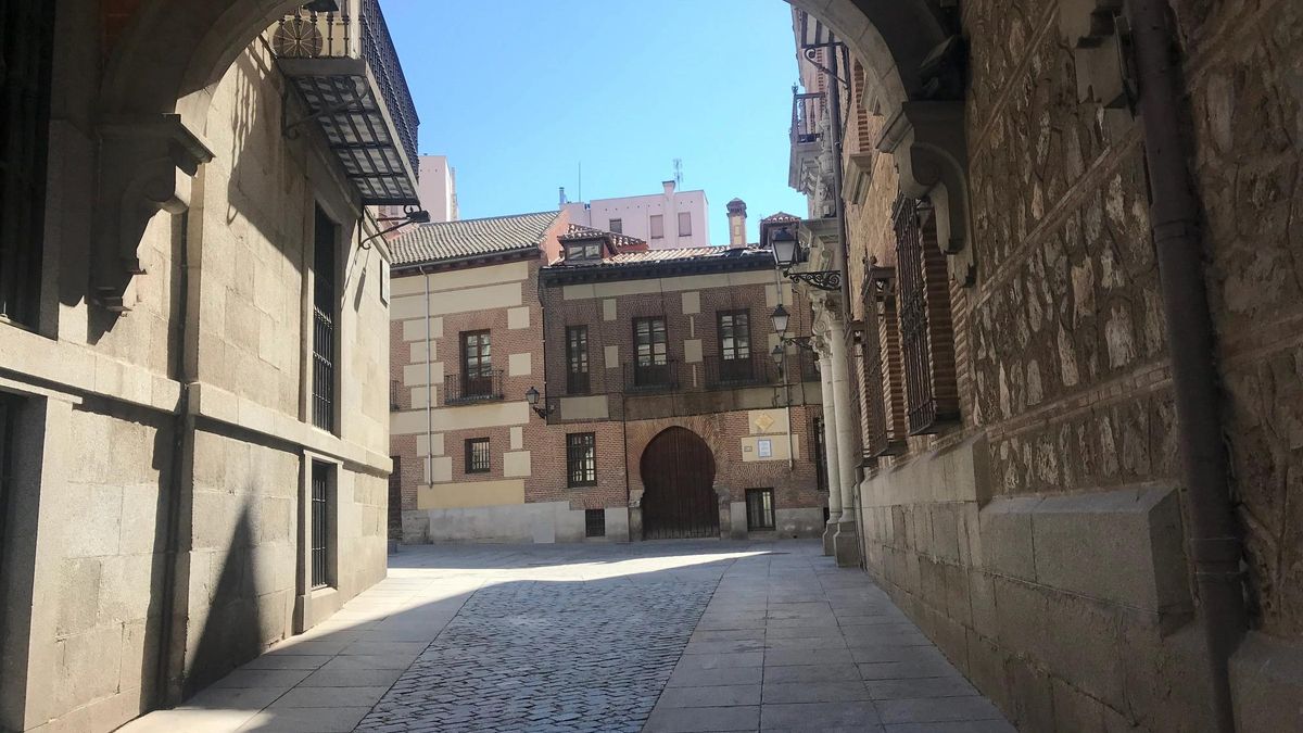 Una de las calles empedradas del Madrid de los Austrias.
